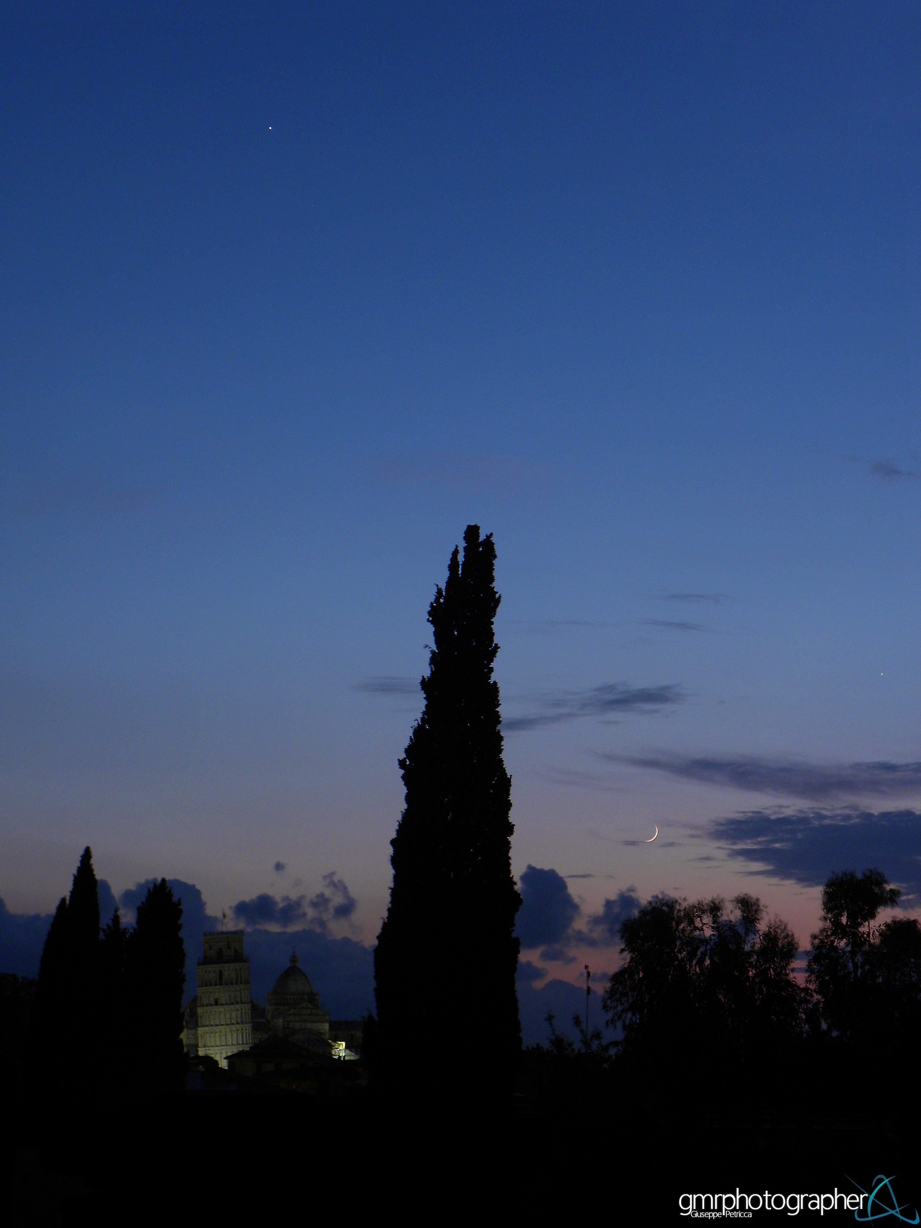 Mercury, Moon and Jupiter Shine Over Leaning Tower of Pisa (Photo)